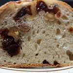 ブーランジェリー miki - ラムレーズンとくるみのカンパーニュ(断面)
      