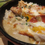 マルモキッチン - カルボドリアに温泉卵を混ぜ混ぜ→。