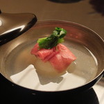 神戸牛のみすじに新玉葱、蛤の出汁のお椀