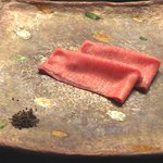 タンの昆布締めの薄造りと糸造り