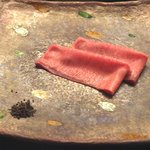 にくの匠 三芳 - タンの昆布締めの薄造りと糸造り