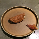 フロリレージュ - イチジクのペースト
      杏仁クリーム イチジクの皮をパリパリに揚げたもの