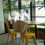 GRILL&DINING用賀倶楽部 - 店内② 店内のペット同伴のイートインスペースで４席あり。
      2016.04