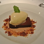 ラ・トルテュ - チョコレートのパテ
      ビターチョコのムースリーヌ、バーボンのアイス