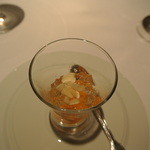 ラ・トルテュ - びわのコンポート、ヴェルモットのジュレ、アーモンドのスライス