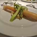 ラ・トルテュ - 白アスパラのブリック
      白アスパラのタルタルとトリュフ塩