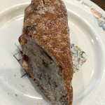 Kinokuniya Bakery - クランベリーとくるみの揚げパン@172円