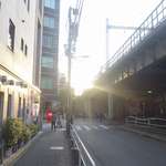 晩杯屋 - しばし進んでいくと、左手に三崎神社の旗が立っていますが