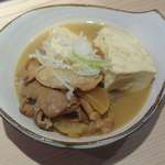 晩杯屋 - 国産厳選モツを使った煮込み130円は、味噌の味がしっかり豆腐やもつに染みこんで美味しく、塩気の他に甘みも感じられることもあって、酒の肴でありながら塩気がマイルド