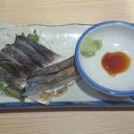 晩杯屋 - 炙りしめさば180円は、脂が乗った旨味を感じながらも、酢で〆ていることで後味スッキリ。さらに炙った香りもついて酒が進む一品です。
