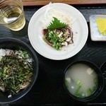 愛南 市場食堂 - 2016年4月29日、ふかうら真鯛のごまだれ丼とかつおのたたきセット１２００円（税込み）