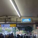 晩杯屋 - 駅改札を抜けた後は右手に曲がって三崎町、猿楽町方面へと移動。