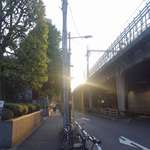 晩杯屋 - しばらく高架に沿って進んでいきます。