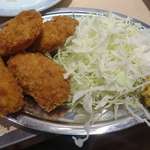 晩杯屋 - カキフライ(4つ)310円は、晩杯屋の中では高額なこともあって、ある意味ブルジョワジーの秘かな愉しみ的な一品ですが、熱々かつジューシーで美味しい