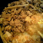 満月 - これがﾄｯﾋﾟﾝｸﾞの鶏そぼろ+200円 思ったより量が多くてﾋﾞｯｸﾘ！(ﾟДﾟ；)