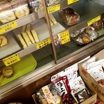 木村屋 - 冷蔵ケースにはロールケーキやシベリアも