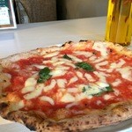 PIZZERIA FAMIGLIA - サービスビザの「マルゲリータ」平日290円、土日は390円です(2016.5.1)
      