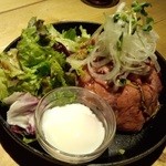 ビストロ炭焼肉酒場 チキンレッグ - ローストビーフ丼