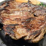 熟成牛ステーキバル Gottie's BEEF - 炭火焼らしいビジュアル