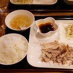 中華　錦亭 - よだれ鶏定食（蒸し鶏の四川風+サラダ+ライス+スープ）：750円→500円