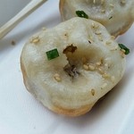 上海 焼き小籠包 - まずは箸で穴を開けて、お汁をじゅるじゅる(￣∇￣)