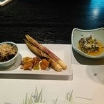 割烹 半兵衛 - 焼き筍（根曲がり竹）
      もずくの玉子豆腐みたいな感じです
      わらびのお浸し
      これがお通しです、美味しいし、見た目もよいですね