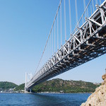 民宿いけだ - 櫃石島の北側から見た瀬戸大橋。対岸に見えるのは岡山県の下津井。