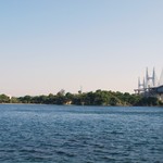 民宿いけだ - 櫃石島の南側から見た瀬戸大橋。対岸に見えるのは香川県の岩黒島。