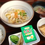 民宿いけだ - 朝食です！白ごはん、手打ちうどん、ゲタの煮物、お漬物、アコウのお味噌汁