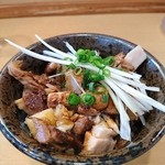 葵 aoi - チャーシュー丼250円。甘辛いタレに絡むチャーシューは大量に入っていて大満足。