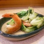 ゆたか - 海老とシロナの塩炒め　海老が盛り付け時に立ちました！