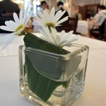 La Tour - 各テーブルには花が置かれていた