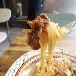オチアイ ショクドウ - 牛すじの赤ワイン煮込みスパゲティ