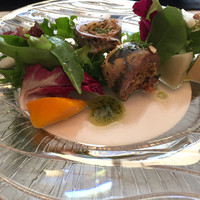 OBAN - 真鯵に香草やパン粉を詰めたもの  サラダも美味しい