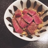 山彦 - お肉をセーブし、〆のガーリックライスにのせたMYステーキ丼