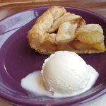 ネイバーフッド アンド コーヒー - 青森産りんごのアップルパイ with アイスクリーム
      