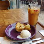 ネイバーフッド アンド コーヒー - シェイクン オレンジ ラズベリー ICED
      青森産りんごのアップルパイ with アイスクリーム