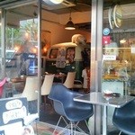 Cafe Frangipani - お店の外観。左奥の車の中でも飲食できるとか。