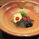 二条城ふる田 - 1】先付:蒸し鮑 スナップえんどう マイクロトマト うるい わかめ 黄身酢 土佐酢ジュレ(2016.4月)　