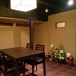 二条城ふる田 - テーブル席。フロアの石板が印象的(2016.4月)　