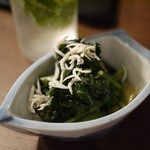 鯨の胃袋 - お通し、春菊のおひたしではやくも萌える