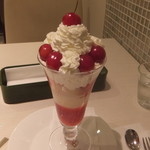 千疋屋総本店 - 佐藤錦のパフェ