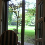 フランス料理 ル・トリアノン - 緑のお庭が眺められる席