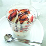 TOLGA - アイスクリームには、チョコソースと苺のトッピング♪