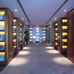 ジランドール - 「ライブラリー」22年前パークハイアット東京の内装･デザインを手がけたジョン･モーフォード氏が選び抜いた2000冊の本が、彼が決めたとおりの配列で収められている。このライブラリー全体がアートそのもの！