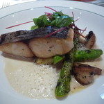 ジランドール - 魚…サワラの香草焼き　マッシュルームクリームソース　グリーンアスパラガスとオゼイユ