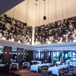 ジランドール - ヨーロッパのカフェで寛ぐ人々の表情を豊かに捉えたヴェラ マーサー氏の作品