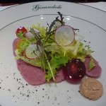 ジランドール - 前菜…スモークした仔牛背肉のカルパッチォ　トンナートとケッパー　チコリーのサラダ