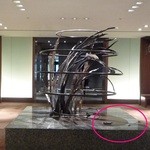 ジランドール - エントランスロビーの水と地球を表現したオブジェ「Airflow」