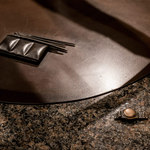 ジランドール - ○部分拡大…スケッチの為のパレットと絵筆。そして腕から外して今そこに置かれたような時計は「ここから先は時を忘れてお過ごしください」のメッセージ！